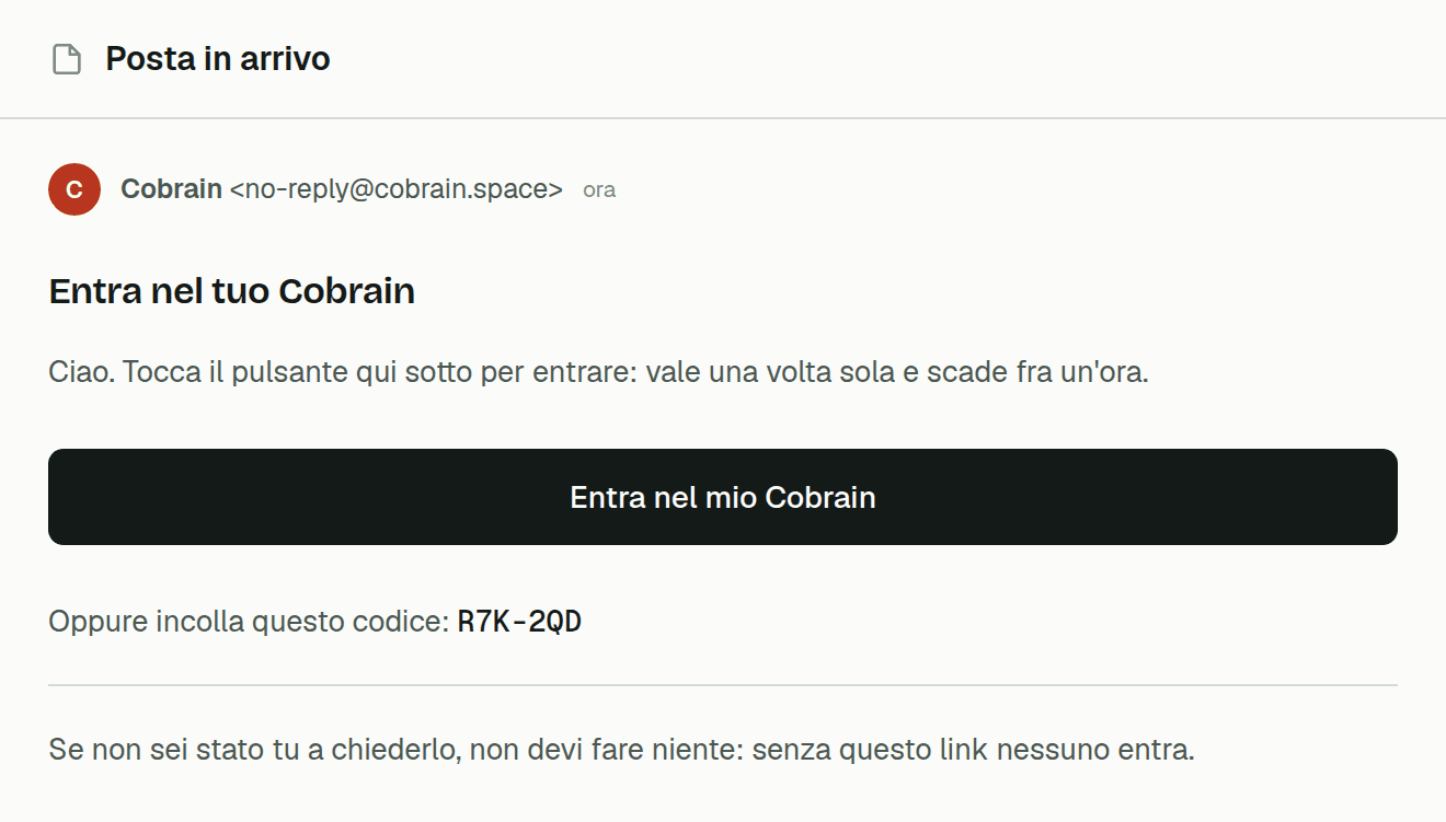 La mail di accesso: un pulsante per entrare e un codice da incollare, valido una volta sola.